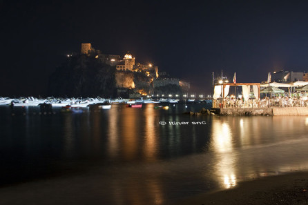 Il Castello aragonese visto dalla spiaggia del Lido